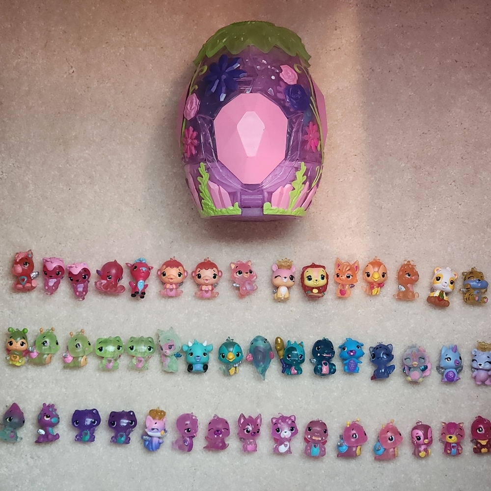 Hatchimals CollEGGtibles, Secret Scene Crystal Canyon Playset & 46 hatchimals